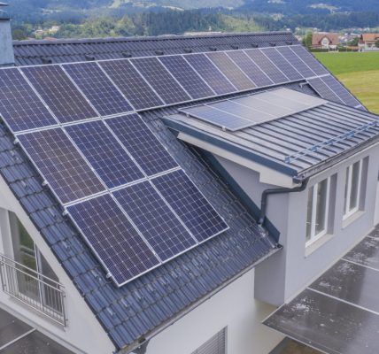 Préparer efficacement l’installation de panneaux solaires sur votre toiture
