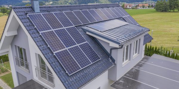 Préparer efficacement l’installation de panneaux solaires sur votre toiture