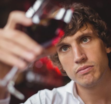 Pourquoi se former aux vins et spiritueux peut booster votre carrière ?