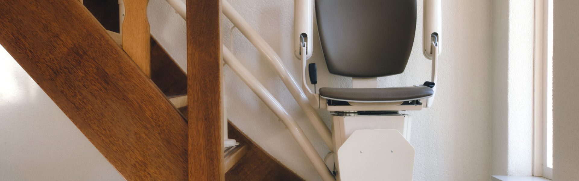 Retrouvez votre indépendance à domicile grâce à nos monte-escaliers sur mesure
