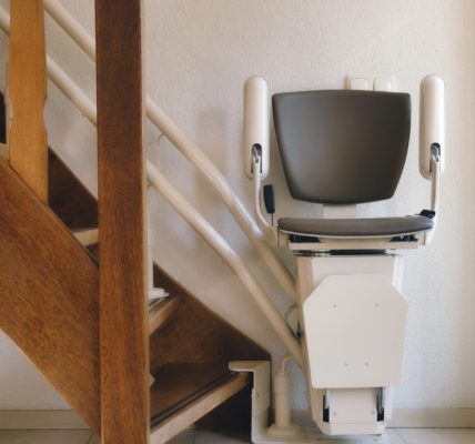 Retrouvez votre indépendance à domicile grâce à nos monte-escaliers sur mesure