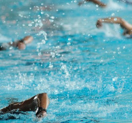 Pourquoi prendre des cours de natation est essentiel à tout âge ?