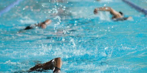 Pourquoi prendre des cours de natation est essentiel à tout âge ?