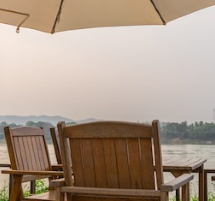 Parasols déportés : élégance et confort pour votre jardin ou terrasse