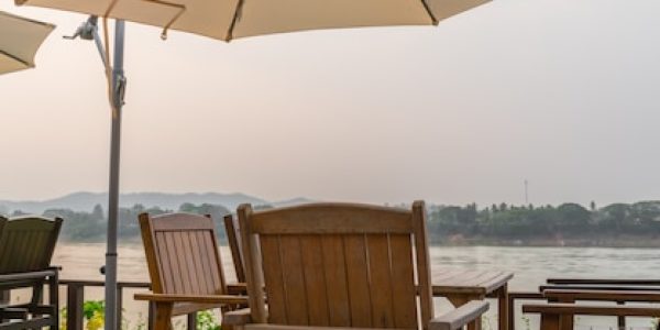 Parasols déportés : élégance et confort pour votre jardin ou terrasse