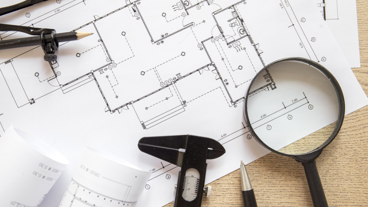 plan de maison avec des outils posés une table d'architecte