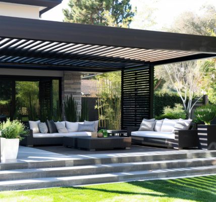 Réussir l’aménagement de sa terrasse avec une pergola bioclimatique adossée