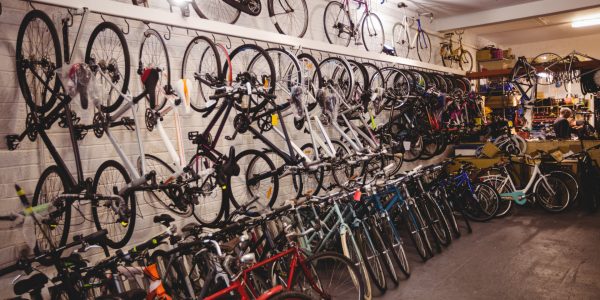 Bien choisir son magasin spécialisé pour l’achat de vélo à Pau : critères essentiels