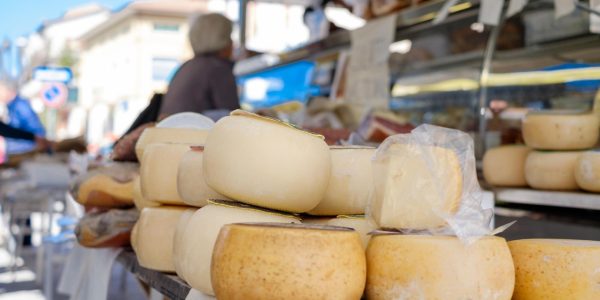 Fromagerie ambulante&nbsp;: comment se lancer avec un camion magasin&nbsp;?
